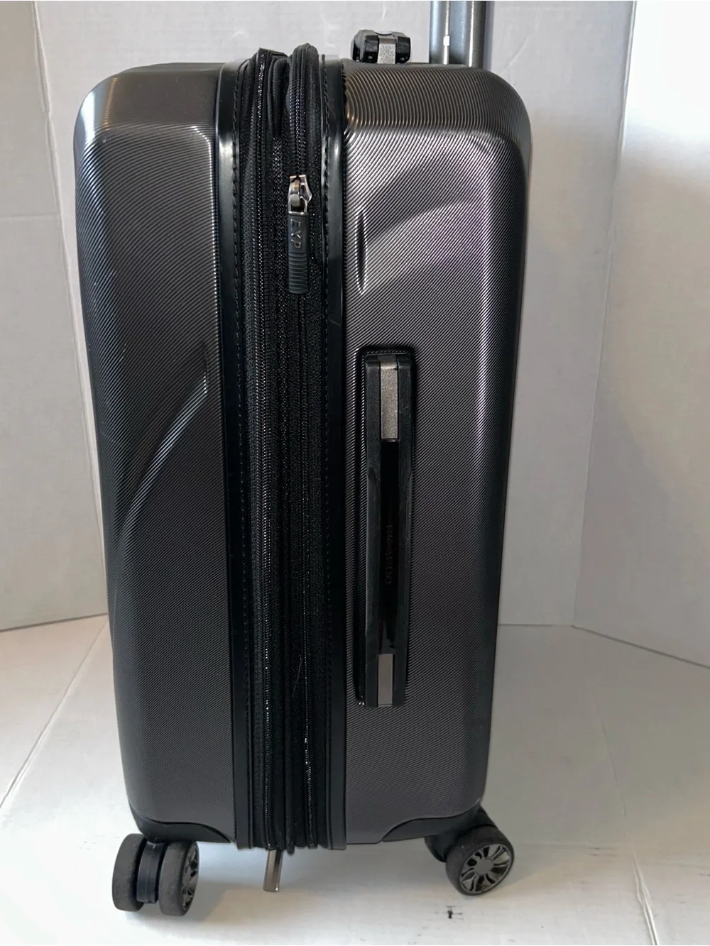 Ricardo Hard Shell Carry-On Luggage in Gunmetal Gray